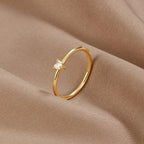 Leonie | A simple gold ring with a smooth surface