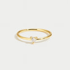 Leonie | A simple gold ring with a smooth surface