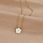 Laure | Flower Pendant Necklace